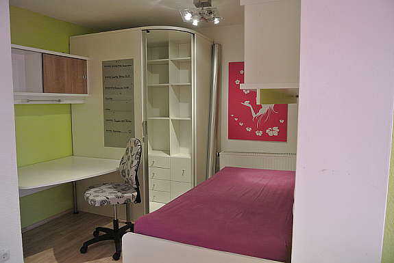 Jugendzimmer, begehbarer Kleiderschrank,Bett, Regale